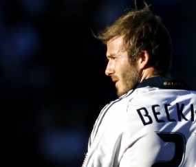 开云体育官网-F1新赛季揭幕战之夜，福登压制级发挥，赛道轰鸣与绿茵传奇的平行叙事