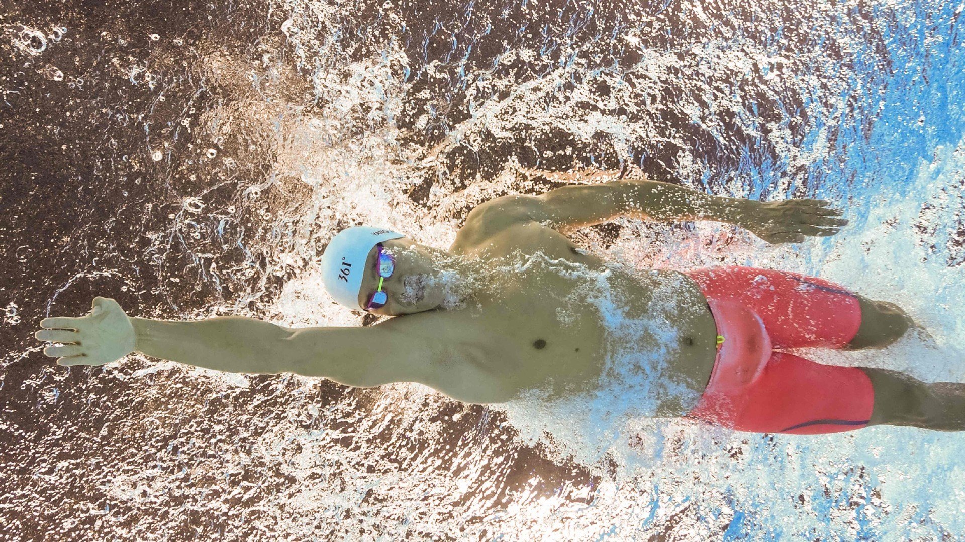 莱万奥运前夜接管关键战，乌克兰足球在废墟中等待黎明