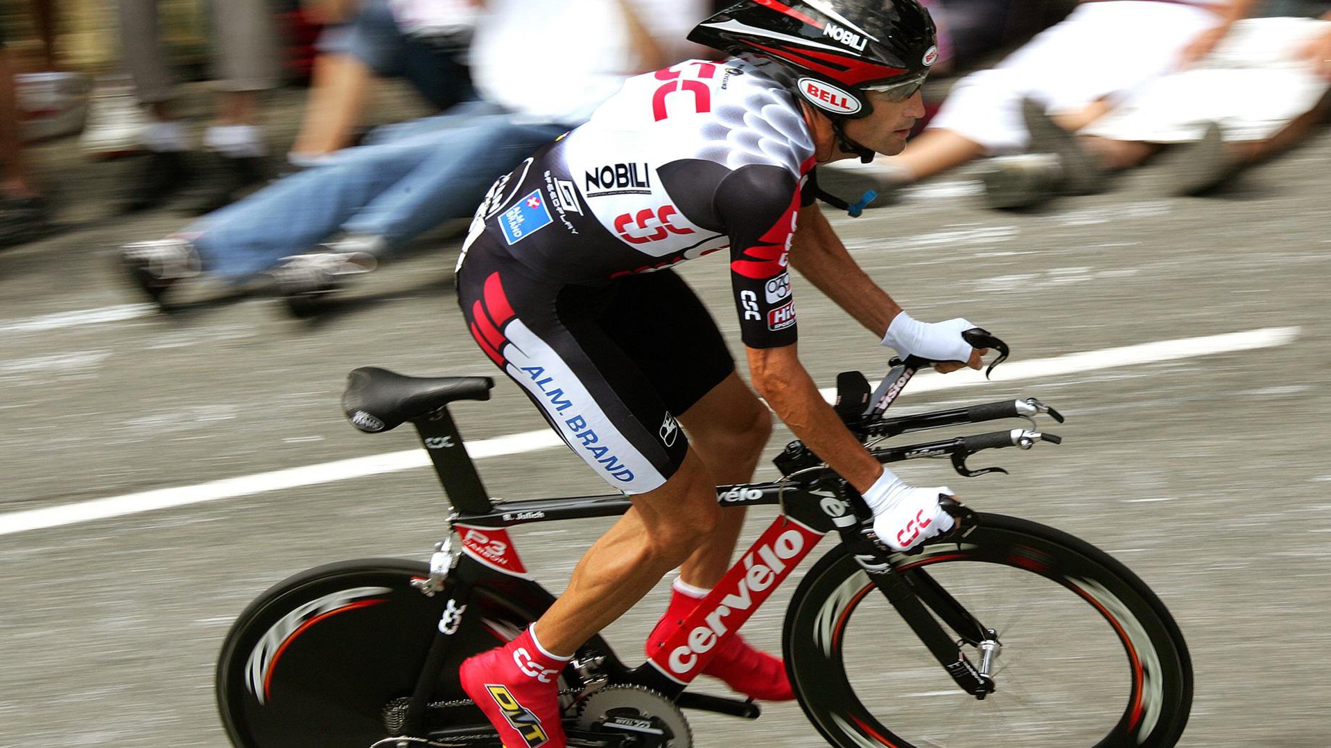 老鹰对阵北京队，詹姆斯关键回合不手软，诠释何为大场面先生